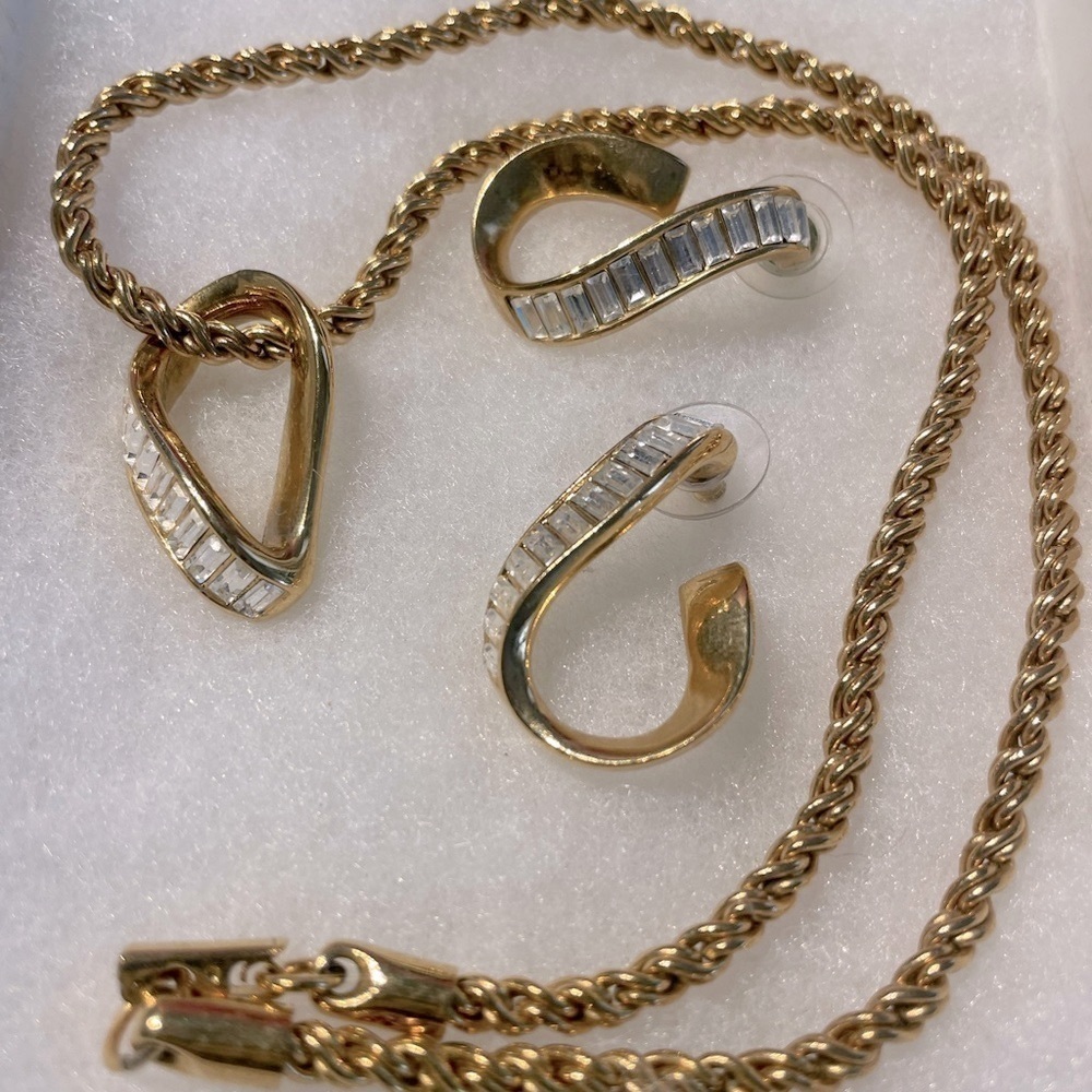 Vintage Faux Diamond baguette gold tone swirled pendant/chain - Picture 8 of 8